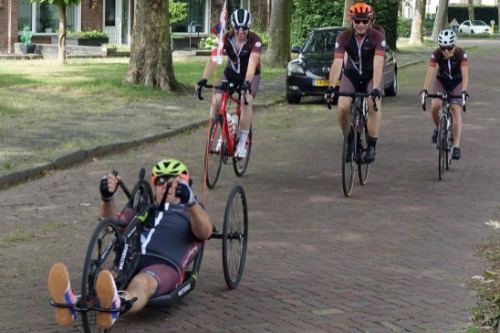 Foto handbikers en wielrenners