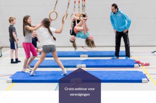 Sportende kinderen in gymzaal