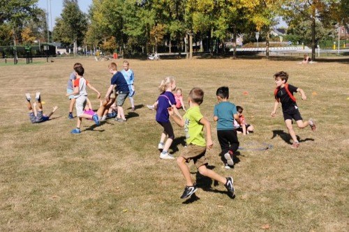 Sportende kinderen tijdens de zomervakantie