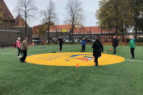 Senioren die gymmen op het Cruyff Court