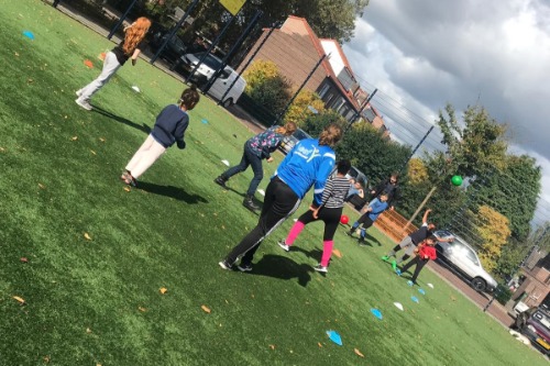 Sportende kinderen op cruyff court