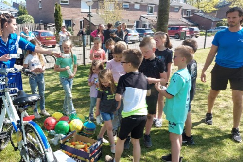 Uitdelen flesjes water bij rookvrije onthulling speeltuintjes